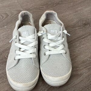 Worn size 7 Roxy Tennis Shoes.  Gray in color.